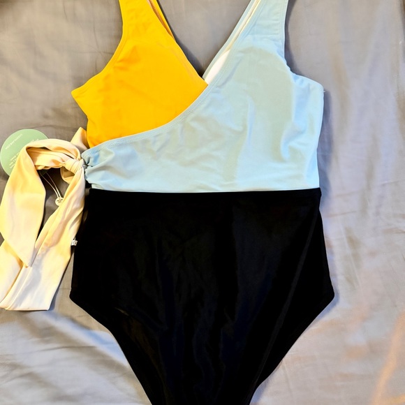 ✨Caden Lane Suns Out One Piece Bathing Suit ✨ - Picture 3 of 6